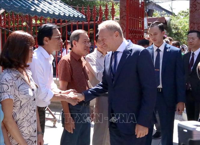 Thủ tướng Ba Lan Donald Tusk giao lưu với người dân tại Phố cổ Hội An. Ảnh: Trần Lê Lâm - TTXVN 