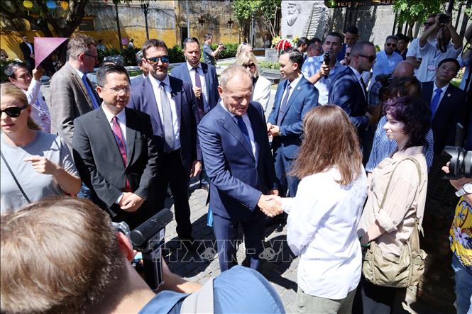 Thủ tướng Donald Tusk giao lưu với du khách tại phố cổ Hội An. Ảnh: Trần Lê Lâm - TTXVN 