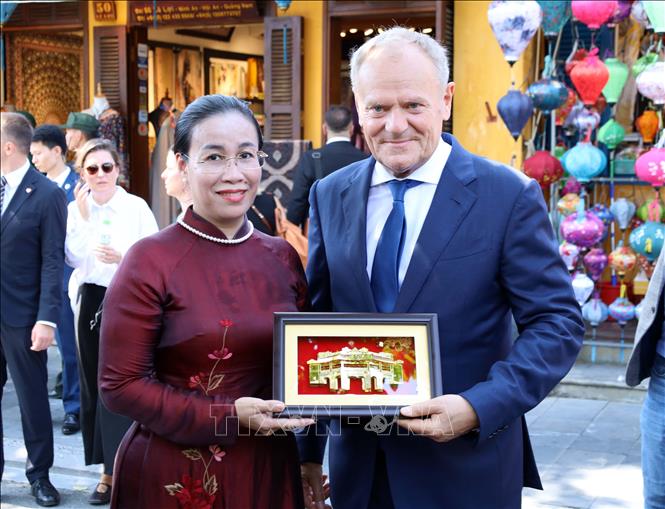 Phó Chủ tịch UBND thành phố Đà Nẵng Nguyễn Thị Anh Thi tặng quà lưu niệm cho Thủ tướng Ba Lan Donald Tusk tại Phố cổ Hội An. Ảnh: Trần Lê Lâm - TTXVN 