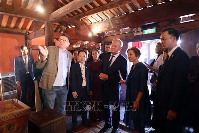 Thủ tướng Ba Lan Donald Tusk thăm di tích văn hóa lịch sử Chùa Cầu tại Phố cổ Hội An. Ảnh: Trần Lê Lâm - TTXVN 