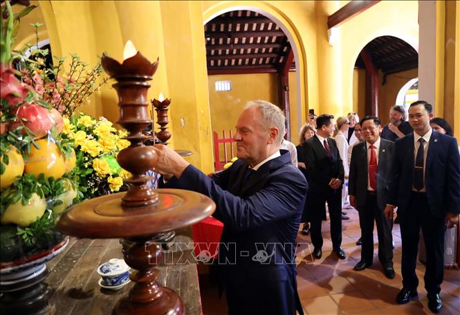 Thủ tướng Ba Lan Donald Tusk thăm di tích văn hóa lịch sử tại Phố cổ Hội An. Ảnh: Trần Lê Lâm - TTXVN 
