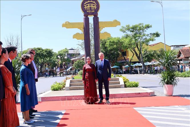 Phó Chủ tịch UBND thành phố Đà Nẵng Nguyễn Thị Anh Thi đón Thủ tướng Ba Lan Donald Tusk thăm Phố cổ Hội An. Ảnh: Trần Lê Lâm - TTXVN 