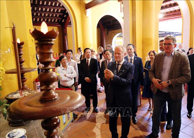 Thủ tướng Ba Lan Donald Tusk thăm di tích văn hóa lịch sử tại Phố cổ Hội An. Ảnh: Trần Lê Lâm - TTXVN 