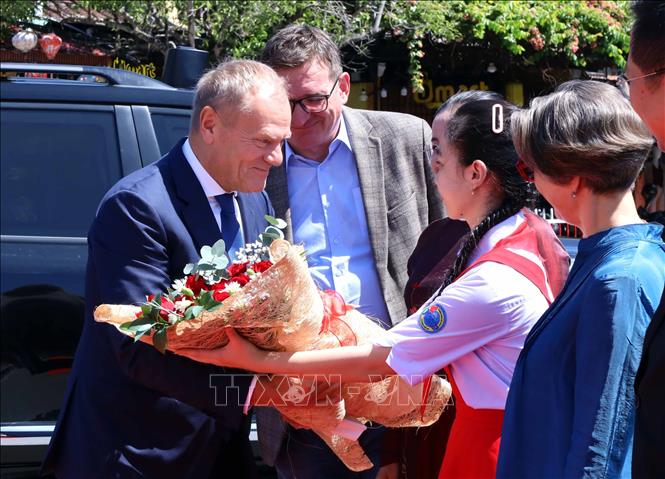 Tặng hoa chúc mừng Thủ tướng Ba Lan Donald Tusk thăm Phố cổ Hội An. Ảnh: Trần Lê Lâm - TTXVN 
