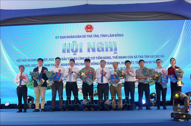 Lãnh đạo các địa phương trao chứng nhận đầu tư cho các doanh nghiệp, nhà đầu tư tại hội nghị. Ảnh: Hồng Hiếu- TTXVN