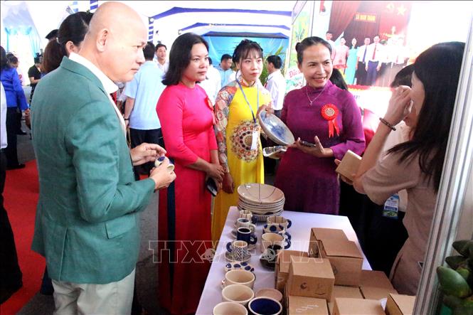 Các đại biểu tham quan gian hàng giới thiệu các sản phẩm OCOP của các xã trong khu vực. Ảnh: Hồng Hiếu- TTXVN
