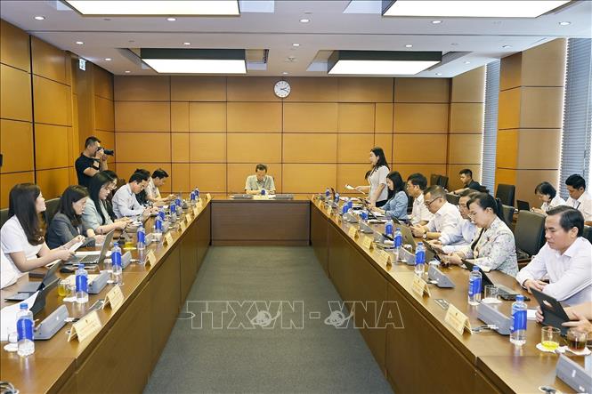 Đoàn đại biểu Quốc hội các tỉnh Hưng Yên và Tây Ninh thảo luận ở tổ. Ảnh: Doãn Tấn - TTXVN