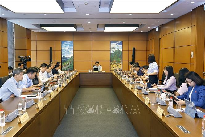 Đoàn đại biểu Quốc hội các tỉnh Lai Châu và An Giang thảo luận ở tổ. Ảnh: Doãn Tấn - TTXVN