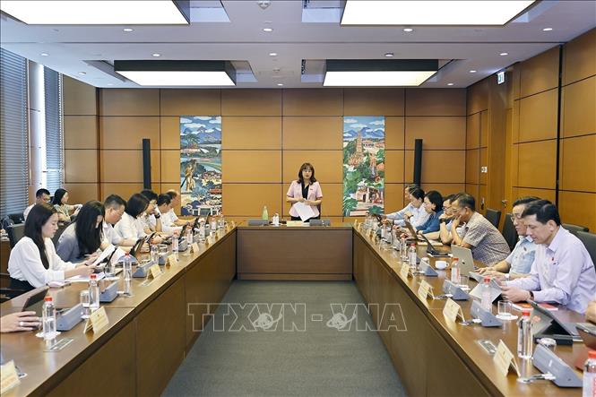 Đoàn đại biểu Quốc hội các tỉnh Lào Cai và Vĩnh Long thảo luận ở tổ. Ảnh: Doãn Tấn - TTXVN