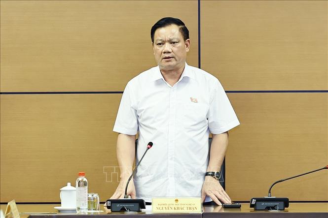 Đại biểu Quốc hội tỉnh Nghệ An Nguyễn Khắc Thận phát biểu. Ảnh: Doãn Tấn - TTXVN