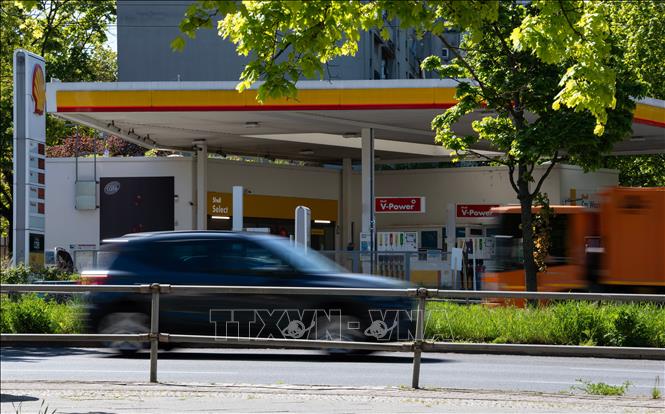 Một trạm xăng ở Berlin, Đức. Ảnh: THX/TTXVN phát