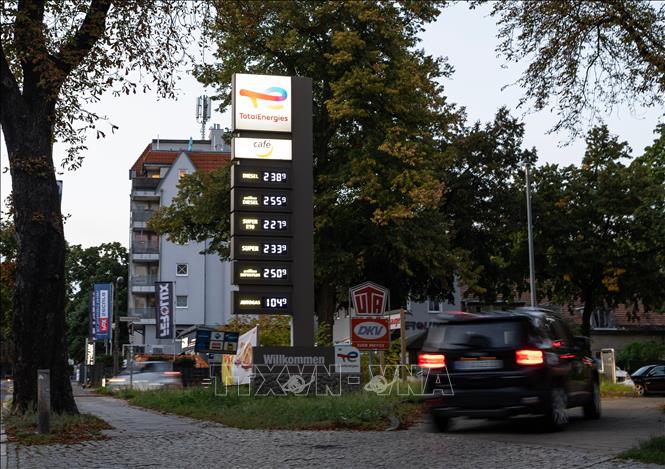 Một trạm xăng ở Berlin, Đức. Ảnh: THX/TTXVN phát