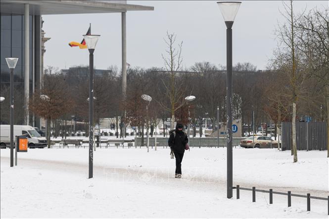 Tuyết phủ trắng đường phố ở Berlin, Đức trong mùa Đông. Ảnh: THX/TTXVN phát