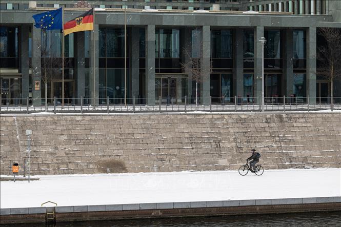 Tuyết phủ trắng đường phố ở Berlin, Đức trong mùa Đông. Ảnh: THX/TTXVN phát