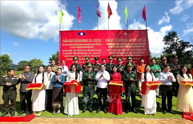 Ban Tổ chức cắt băng khánh thành các công trình an sinh xã hội tại chương trình. Ảnh: Võ Dung - TTXVN