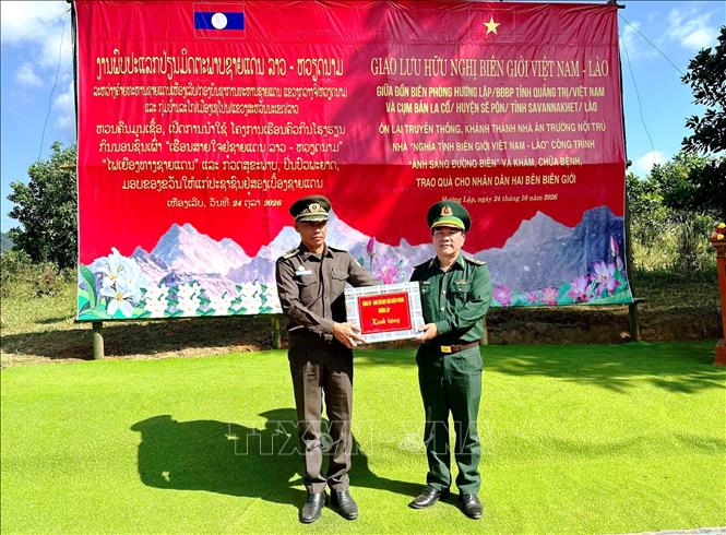 Các suất quà ý nghĩa được trao tặng tại chương trình. Ảnh: Võ Dung - TTXVN