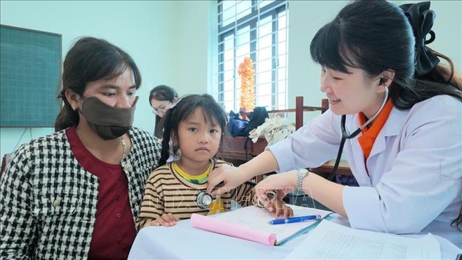 Đoàn cán bộ y, bác sĩ tổ chức khám bệnh, tư vấn sức khỏe, cấp phát thuốc miễn phí cho người dân hai bên biên giới. Ảnh: TTXVN phát