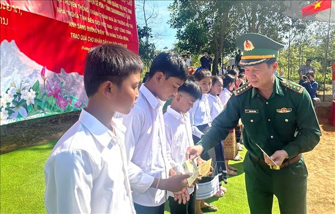Những phần quà ý nghĩa được lãnh đạo Ban Chỉ huy BĐBP Quảng Trị trao tặng đến các em nhỏ tại chương trình. TTXVN phát 