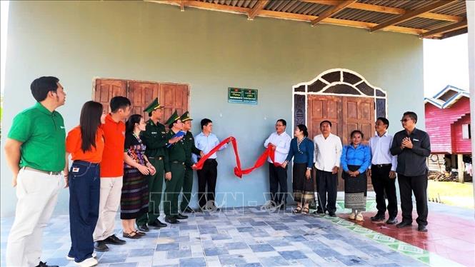 Khánh thành Nhà nghĩa tình biên giới Việt Nam – Lào tặng hộ dân có hoàn cảnh khó khăn. Ảnh: TTXVN phát