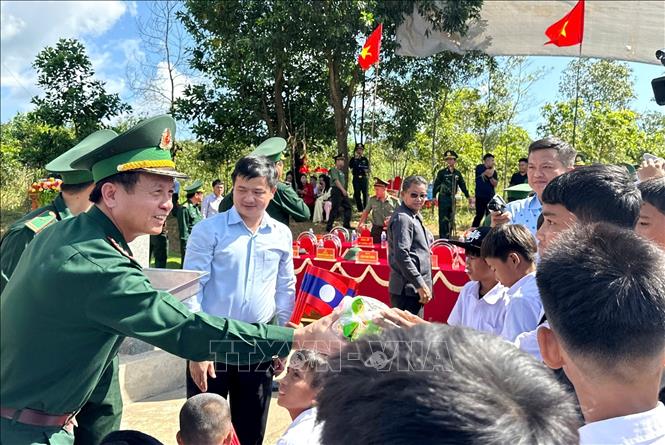 Những phần quà ý nghĩa được lãnh đạo Ban Chỉ huy BĐBP Quảng Trị trao tặng đến các em nhỏ tại chương trình. Ảnh: Võ Dung - TTXVN