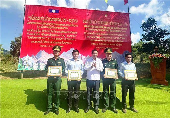 Các tập thể, cá nhân có thành tích nhận Giấy khen của chính quyền tỉnh và Bộ Chỉ huy Quân sự tỉnh Savannakhet (Lào) tặng. Ảnh: Võ Dung - TTXVN