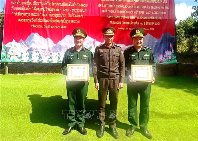 Đồn Biên phòng Hướng Lập và các cá nhân có thành tích nhận Giấy khen của chính quyền tỉnh và Bộ Chỉ huy Quân sự tỉnh Savannakhet (Lào) tặng. Ảnh: Võ Dung - TTXVN