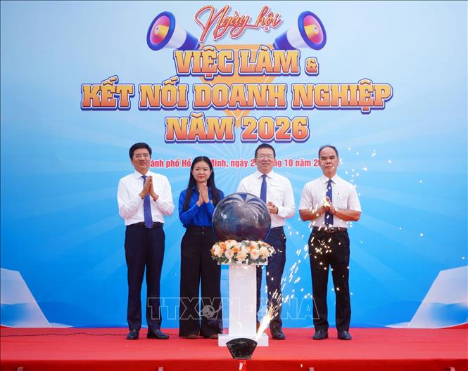Các đại biểu thực hiện nghi thực khai mạc Ngày hội việc làm và Kết nối doanh nghiệp – năm 2026. Ảnh: Thanh Vũ – TTXVN
