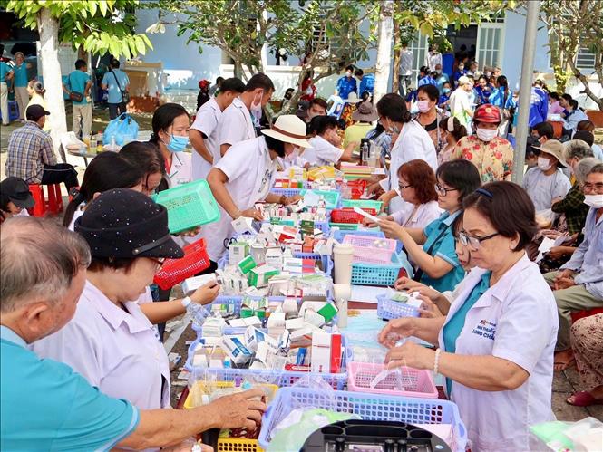 Các y, bác sĩ khám bệnh, cấp phát thuốc miễn phí cho người dân có hoàn cảnh khó khăn tại xã Vĩnh Thạnh Trung, tỉnh An Giang. Ảnh: Thanh Sang – TTXVN