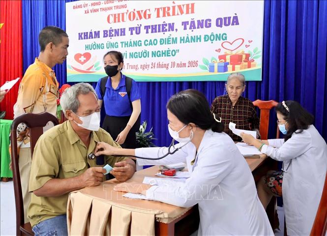 Người dân có hoàn cảnh khó khăn được tiếp cận dịch vụ chăm sóc sức khỏe miễn phí. Ảnh: Thanh Sang – TTXVN
