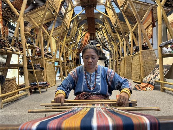 Nghệ nhân dệt vải thủ công, chị Rostika, đến từ Sikka, tỉnh Đông Nusa Tenggara. Ảnh: Đỗ Quyên – PV TTXVN tại Indonesia