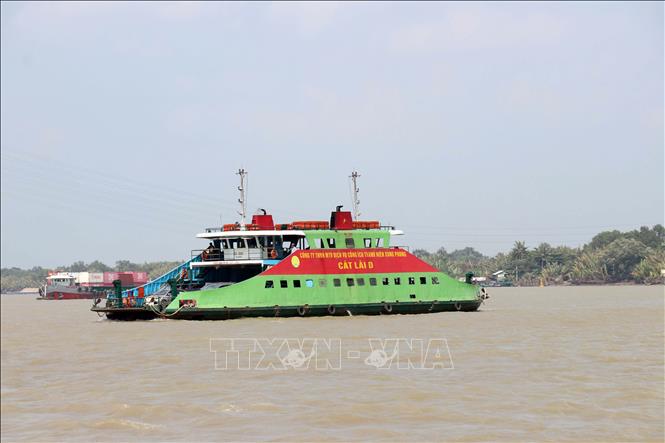 Phà Cát Lái kết nối TP. Hồ Chí Minh với thành phố Đồng Nai, mỗi ngày phục vụ khoảng 40.000 lượt hành khách. Ảnh: Tiến Lực - TTXVN
