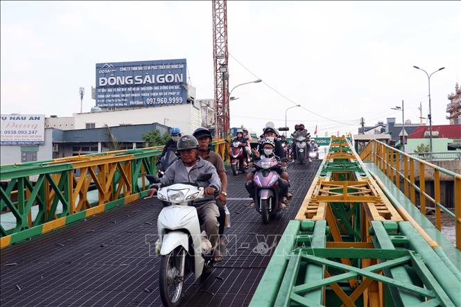 Hành khách từ thành phố Đồng Nai xuống phà Cát Lái để về TP. Hồ Chí Minh. Ảnh: Tiến Lực - TTXVN