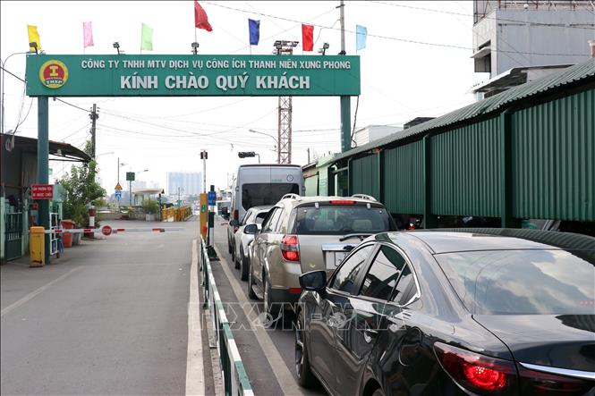 Các phương tiện xếp hàng chờ qua phà Cát Lái, hướng từ thành phố Đồng Nai về TP. Hồ Chí Minh. Ảnh: Tiến Lực - TTXVN