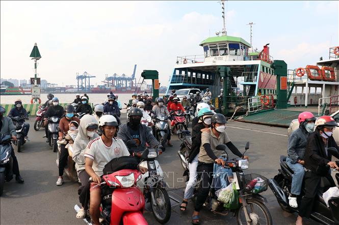 Phà Cát Lái kết nối TP. Hồ Chí Minh với thành phố Đồng Nai, mỗi ngày phục vụ khoảng 40.000 lượt hành khách. Ảnh: Tiến Lực - TTXVN