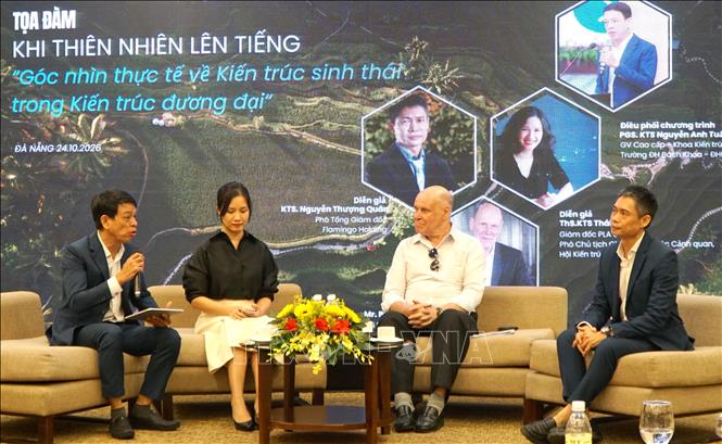 Các diễn giả, kiến trúc sư trong nước và quốc tế thảo luận về các giải pháp kiến trúc sinh thái. Ảnh: Quốc Dũng - TTXVN
