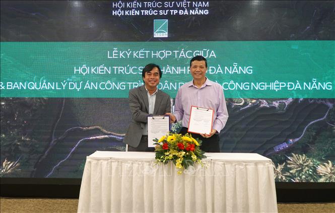 Lễ ký kết “Đồng hành xuyên suốt” của Hội Kiến trúc sư thành phố Đà Nẵng với Ban Quản lý dự án đầu tư xây dựng các công trình dân dụng, công nghiệp và hạ tầng kỹ thuật Đà Nẵng. Ảnh: Quốc Dũng - TTXVN
