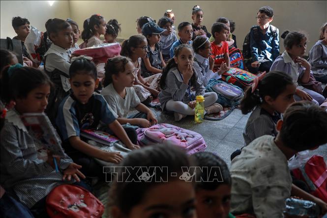 Các em nhỏ Palestine tại một trường học ở Nuseirat, Dải Gaza. Ảnh: THX/TTXVN phát
