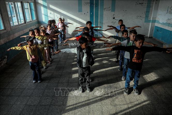 Các em nhỏ Palestine tại một trường học ở Nuseirat, Dải Gaza. Ảnh: THX/TTXVN phát