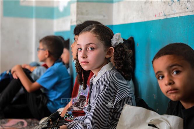 Các em nhỏ Palestine tại một trường học ở Nuseirat, Dải Gaza. Ảnh: THX/TTXVN phát