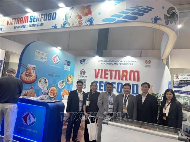 Đại sứ Bùi Văn Nghị và các doanh nghiệp thủy sản Việt Nam tại Triển lãm Thủy sản Mỹ Latinh 2026.  Ảnh: TTXVN phát