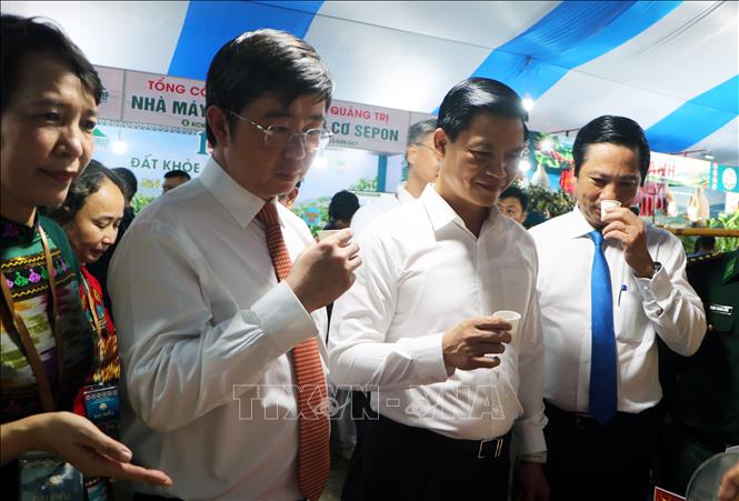 Lãnh đạo tỉnh Quảng Trị tham quan các gian hàng và thưởng thức hương vị cà phê Khe Sanh. Ảnh: Tường Vi - TTXVN
