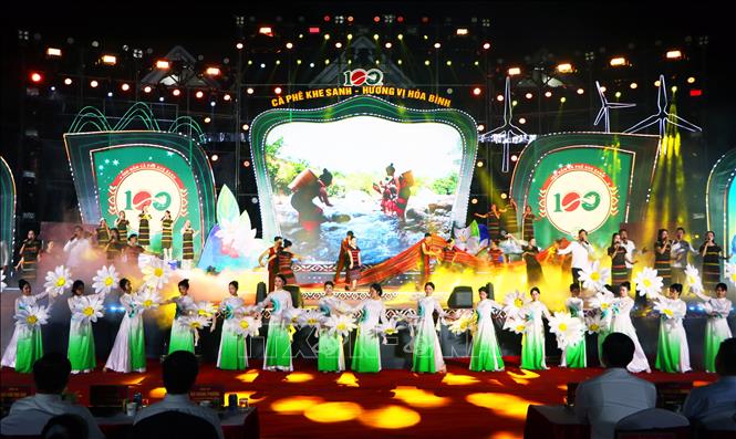 Tiết mục văn nghệ trong chương trình khai mạc. Ảnh: Tường Vi - TTXVN