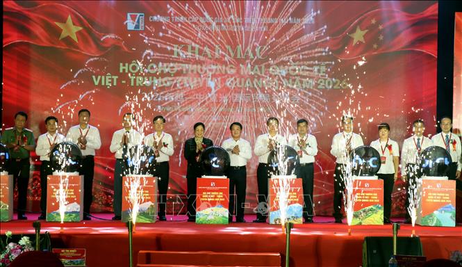 Các đại biểu thực hiện nghi thức bấm nút kích hoạt quả cầu LED, chính thức khai mạc Hội chợ Thương mại quốc tế Việt – Trung năm 2026 tại tỉnh Tuyên Quang. Ảnh: Đức Thọ - TTXVN