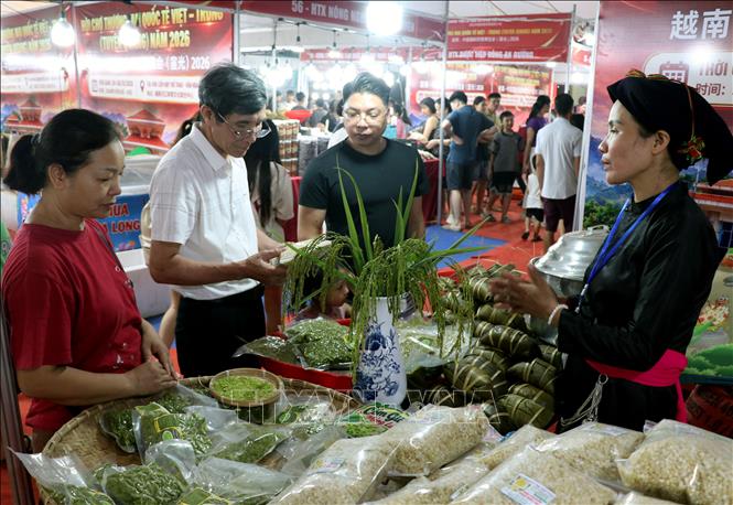 Người dân tham quan, mua sắm các sản phẩm đặc sản của tỉnh Tuyên Quang tại Hội chợ Thương mại quốc tế Việt – Trung năm 2026. Ảnh: Đức Thọ - TTXVN
