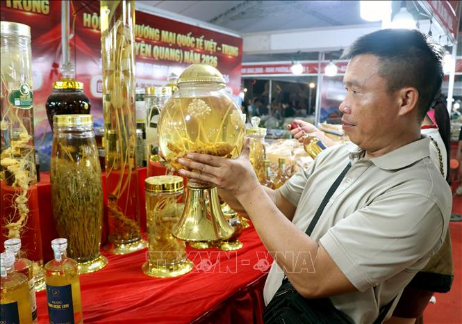 Người dân tham quan, mua sắm các sản phẩm đặc sản của tỉnh Tuyên Quang tại Hội chợ Thương mại quốc tế Việt – Trung năm 2026. Ảnh: Đức Thọ - TTXVN
