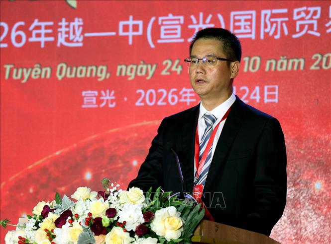 Ông Châu Khai Cử, Ủy viên Ban Thường vụ Châu ủy, Phó Châu trưởng Chính quyền nhân dân châu Văn Sơn, tỉnh Vân Nam (Trung Quốc) phát biểu chúc mừng tại lễ khai mạc Hội chợ Thương mại quốc tế Việt – Trung năm 2026. Ảnh: Đức Thọ - TTXVN