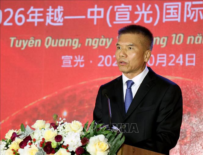 Ông Hoàng Tuệ, Thành viên Ban Cán sự Đảng Chính quyền nhân dân thành phố Bách Sắc, Khu tự trị dân tộc Choang Quảng Tây (Trung Quốc) phát biểu chúc mừng tại lễ khai mạc Hội chợ Thương mại quốc tế Việt – Trung năm 2026. Ảnh: Đức Thọ - TTXVN
