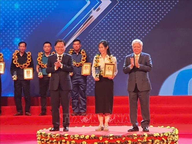 Ủy viên Bộ Chính trị, Phó Chủ tịch Thường trực Quốc hội Đỗ Mạnh Chiến trao biểu tượng vinh danh các công nhân tiêu biểu toàn quốc năm 2026. Ảnh: Nguyễn Trọng Lịch- TTXVN