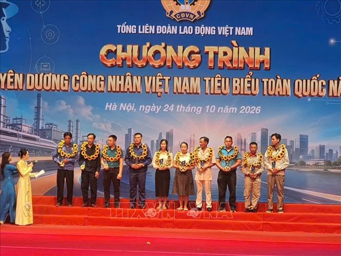 Các công nhân được vinh danh trong Chương trình tuyên dương Công nhân Việt Nam tiêu biểu toàn quốc năm 2026. Ảnh: Nguyễn Trọng Lịch- TTXVN