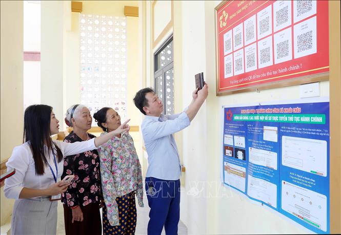 Từ việc tra cứu qua mã QR tại các Nhà Văn hóa người dân biết được quy trình thực hiện, thành phần hồ sơ từ đó thực hiện các thủ tục hành chính thuận lợi, tiết kiệm thời gian và chi phí đi lại. Ảnh: Thế Duyệt – TTXVN 